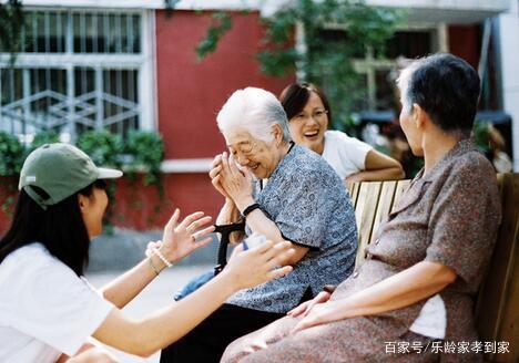 養(yǎng)老院雖好，但家庭照護(hù)床位更不賴，新型養(yǎng)老模式，多重選擇(圖1)