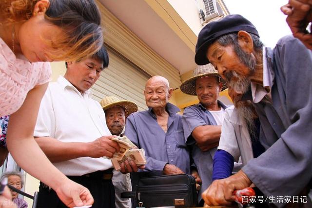 退休老人有福了！70歲老人享受養(yǎng)老金還有高齡補(bǔ)貼，你領(lǐng)取了嗎？(圖2)