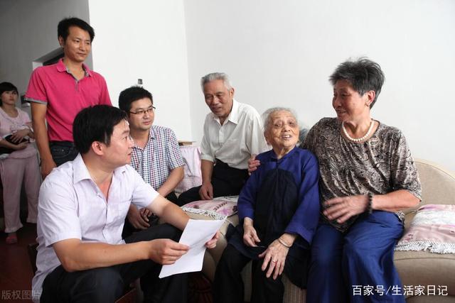 退休老人有福了！70歲老人享受養(yǎng)老金還有高齡補(bǔ)貼，你領(lǐng)取了嗎？(圖3)